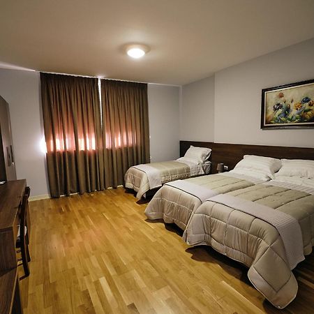 In Center Hotel Tirana Esterno foto