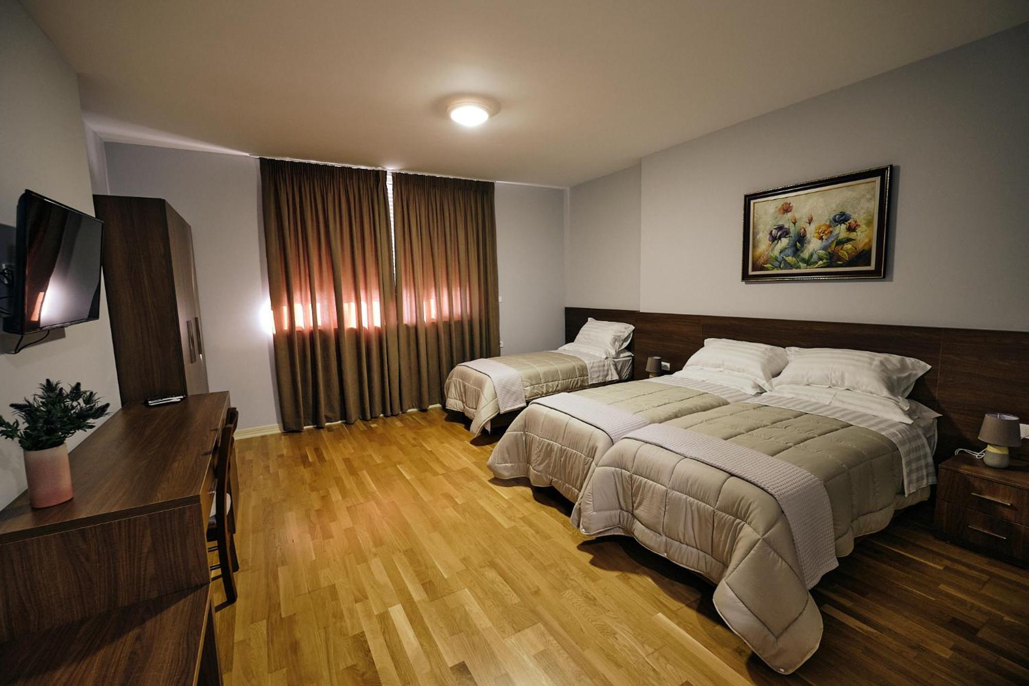 In Center Hotel Tirana Esterno foto
