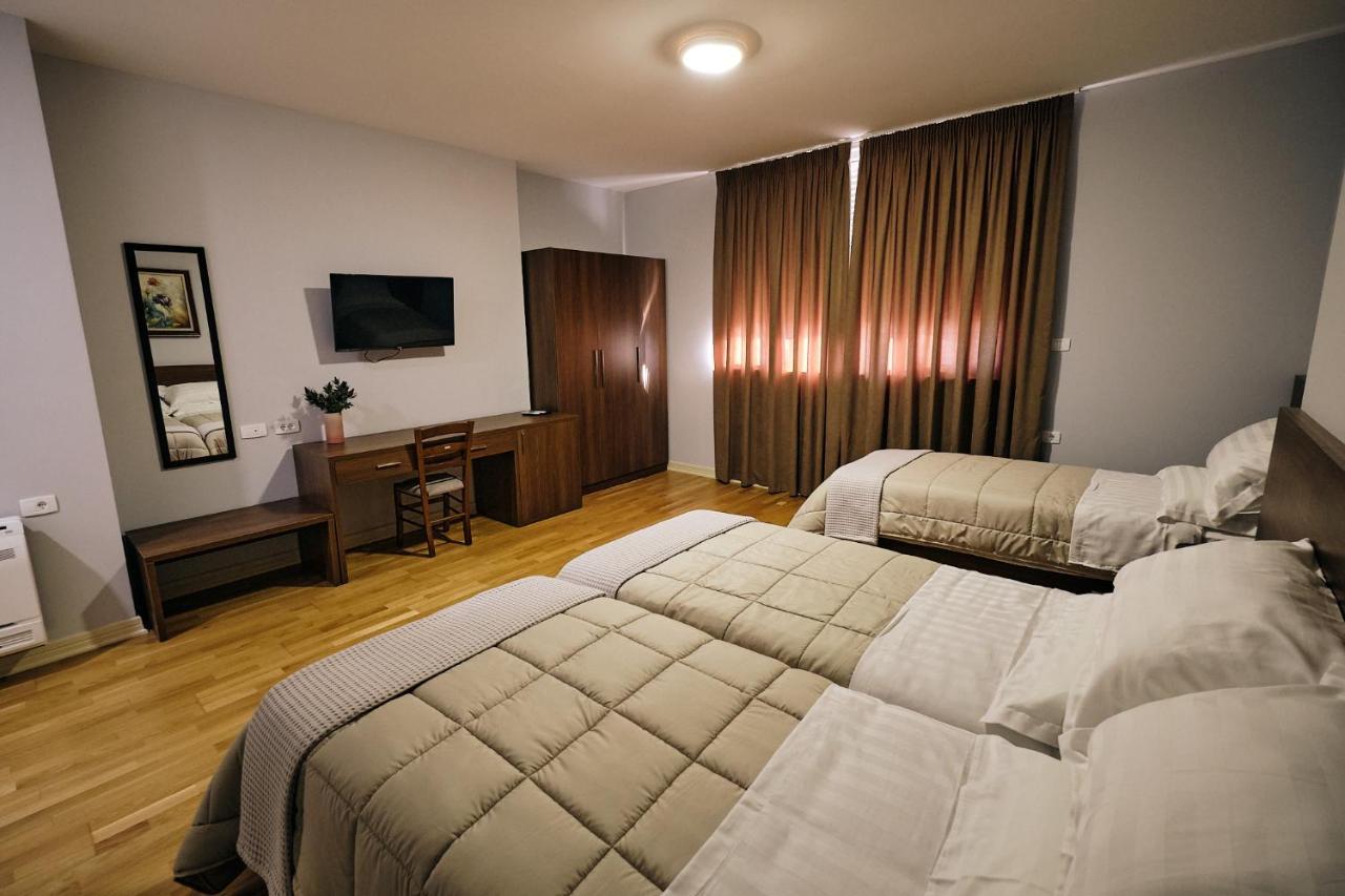 In Center Hotel Tirana Esterno foto